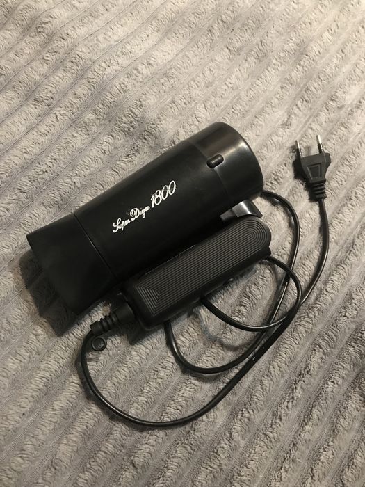 Портативний фен Crown.