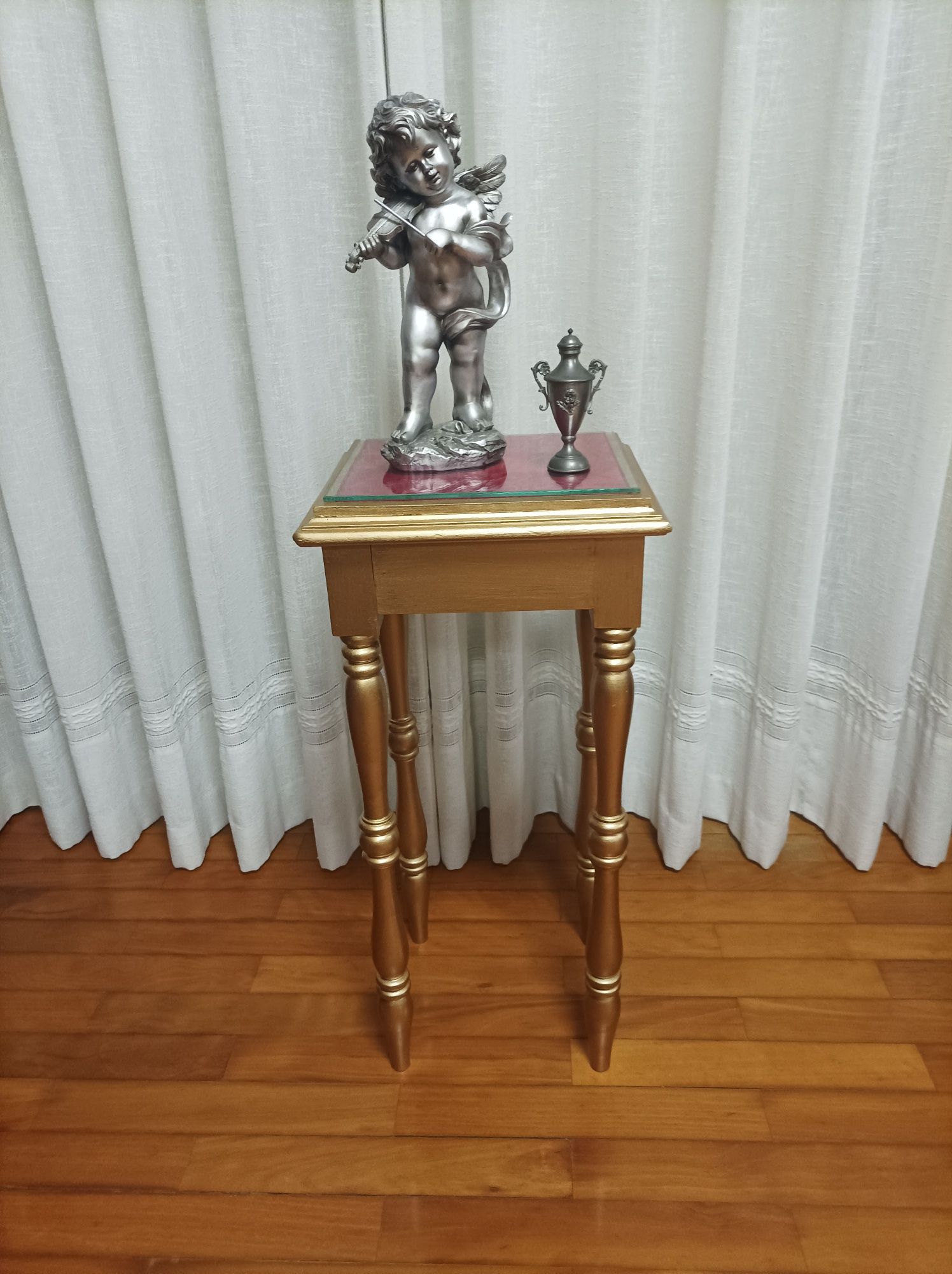 Mesa muito antiga de apoio restaurada estilo vitoriano .