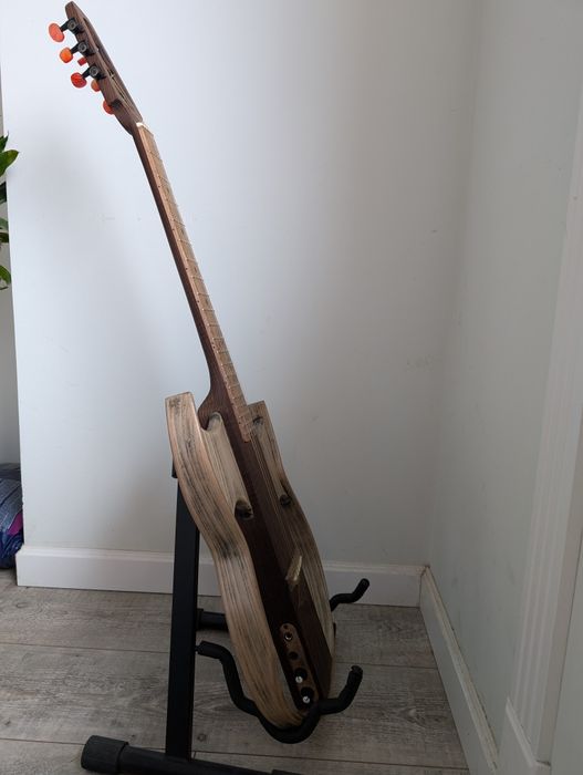 Тиха гітара з виходом на навушники