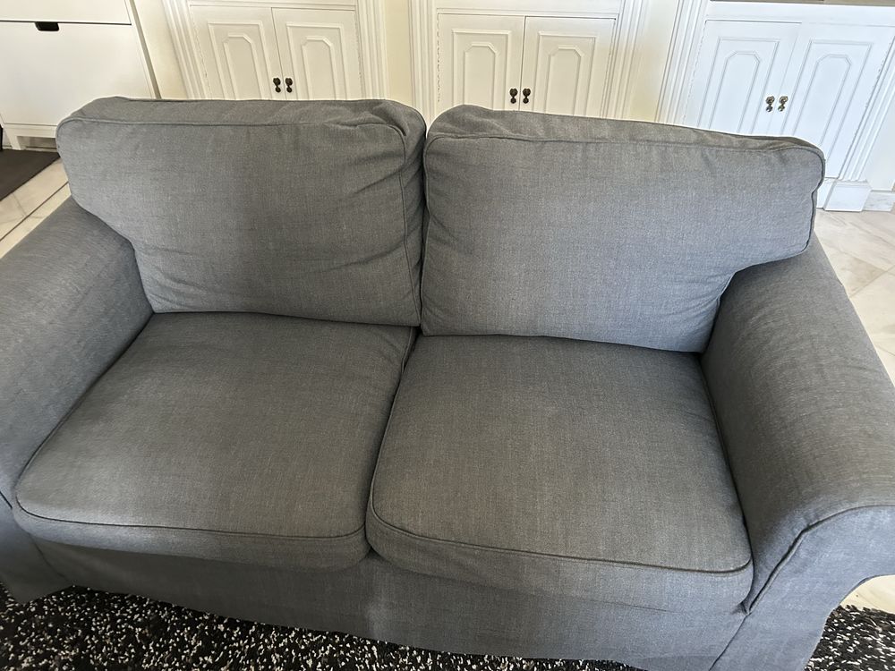 2 sofás IKEA com apoio para pés