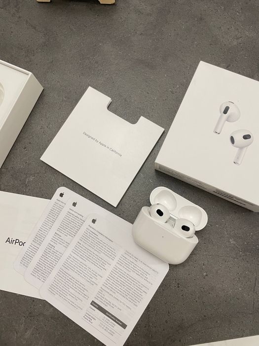 Apple AirPods (3rd generation) з MagSafe Charging Case.