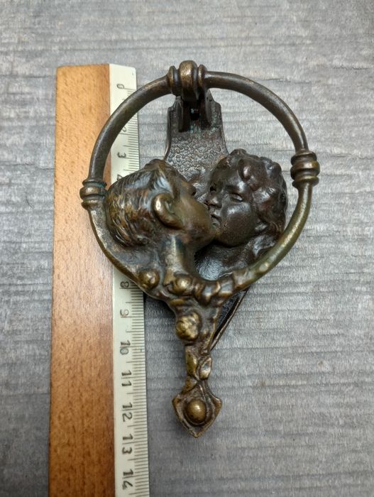 Piękna kołatka do drzwi - Pocałunek