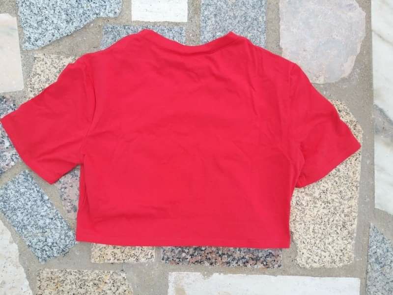 T-shirt vermelha com desenho Shein