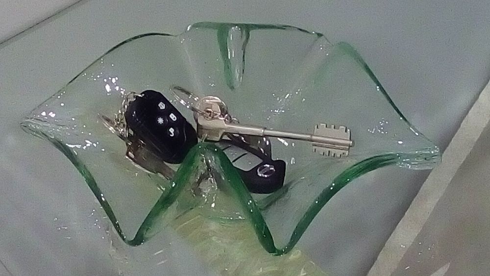 Centro de mesa muito invulgar e delicado, em vidro transparente