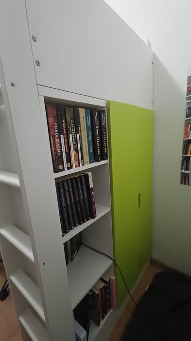 Camas com roupeiro e secretária em bom estado