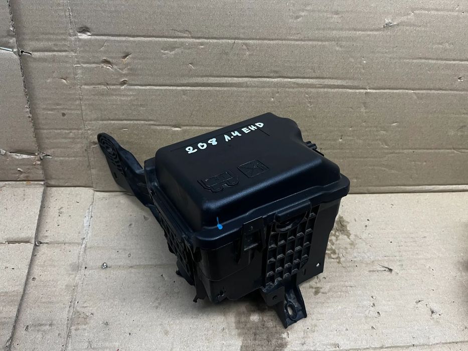 SKRZYNKA PUSZKA OBUDOWA BEZPIECZNIKÓW BEZPIECZNIKI PEUGEOT 208