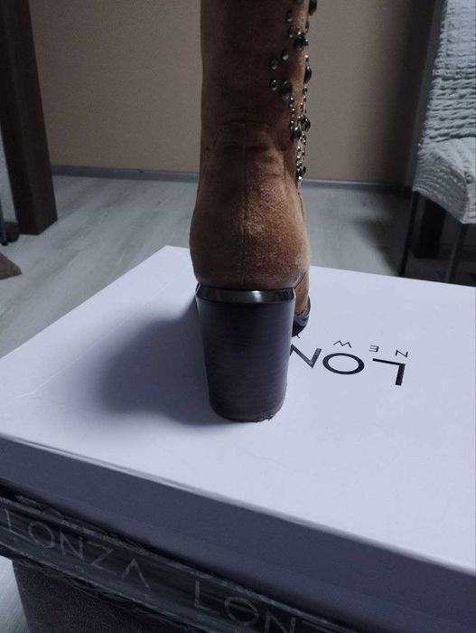 Продам чоботи "Козаки". Натуральна замша, колір пісочний