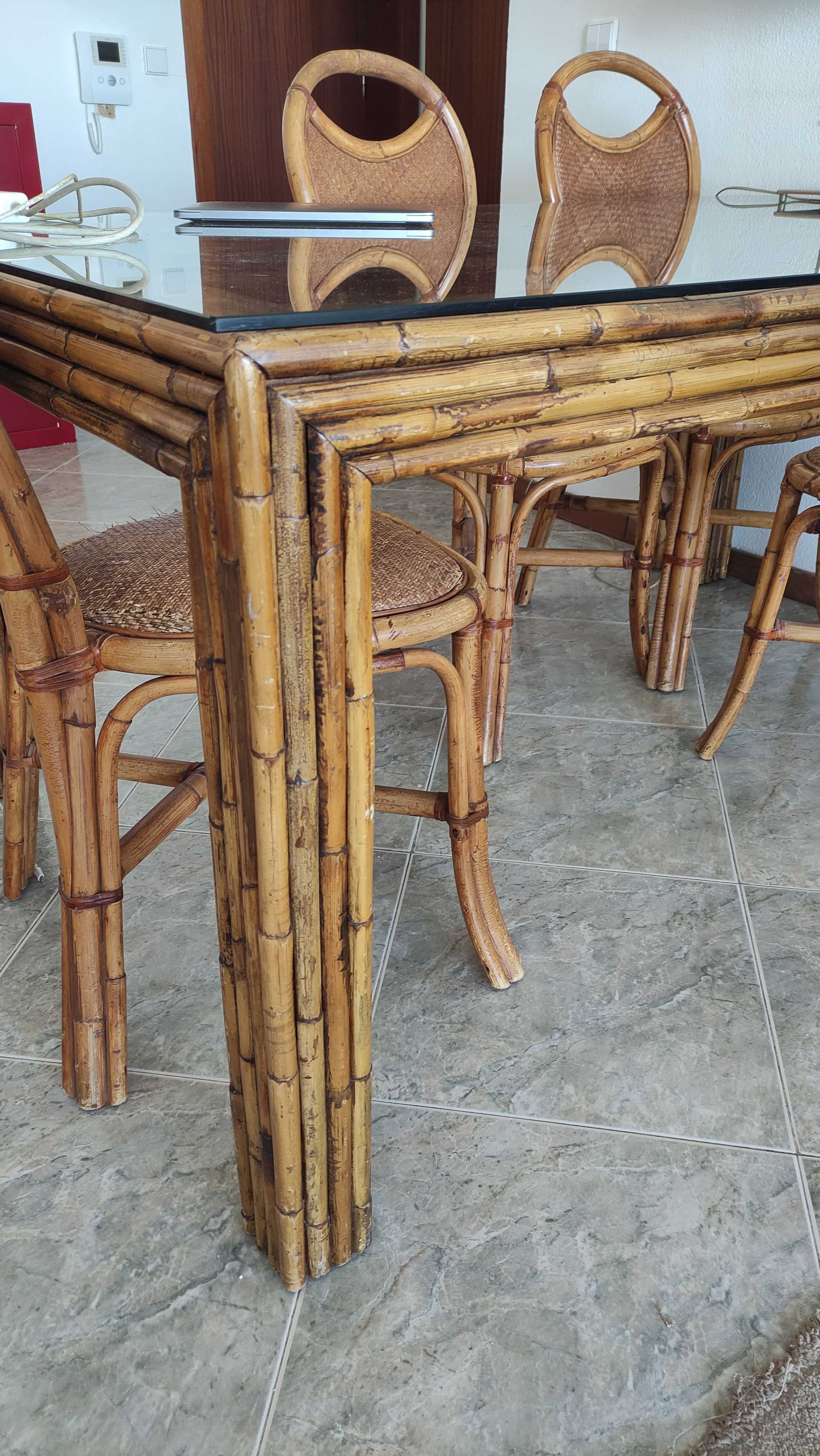 Conjunto de mesa e cadeiras em bambu
