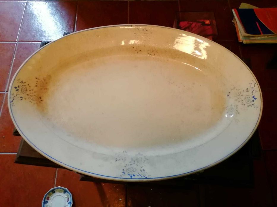 travessa antiga branca com flores azuis