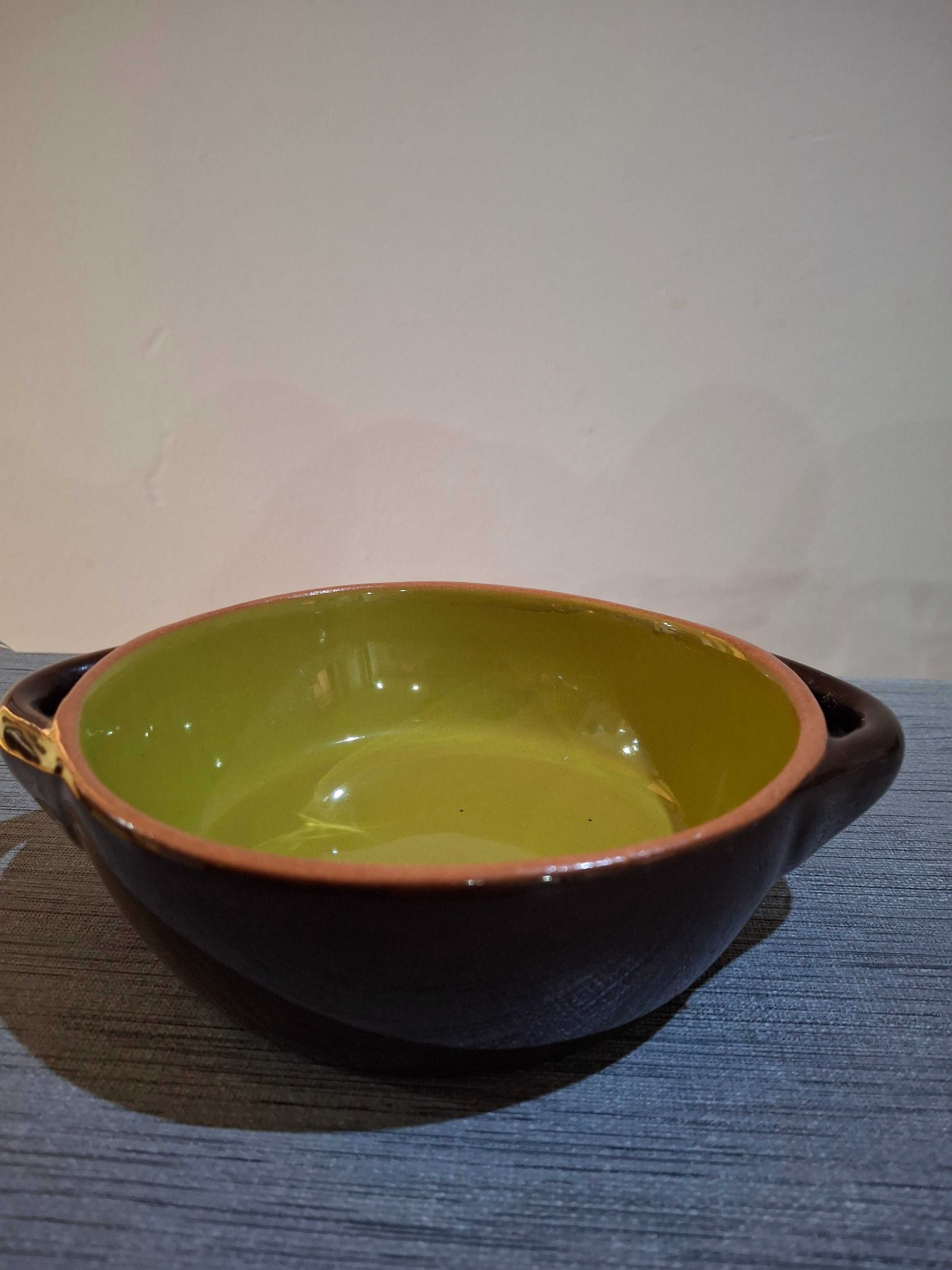 Conjunto de pratos e taças