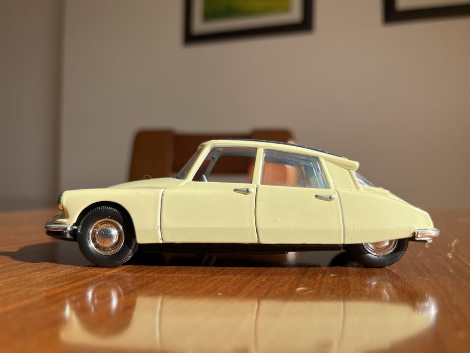 Carro de coleção Citroen DS 19 1/32