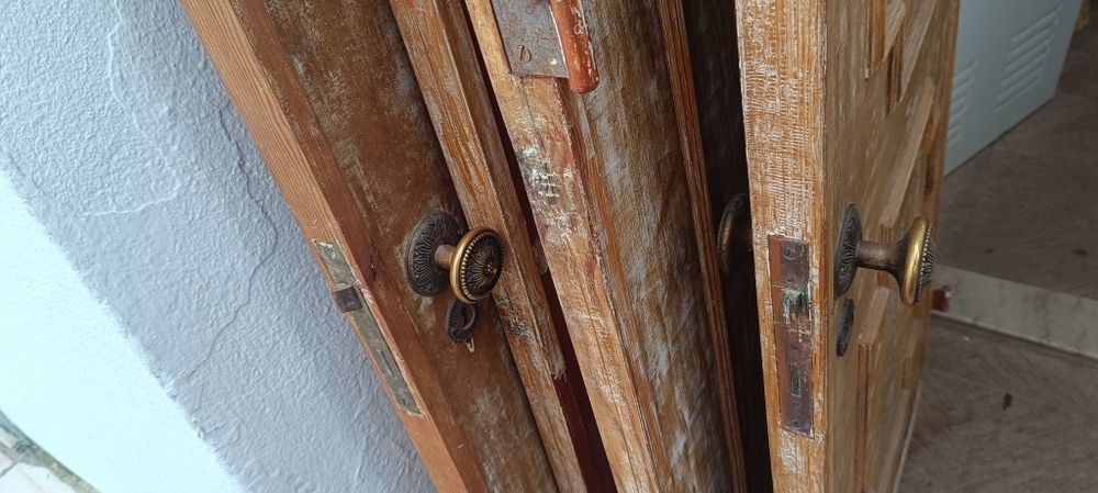 Portas em madeira vários tamanhos puxador em latao