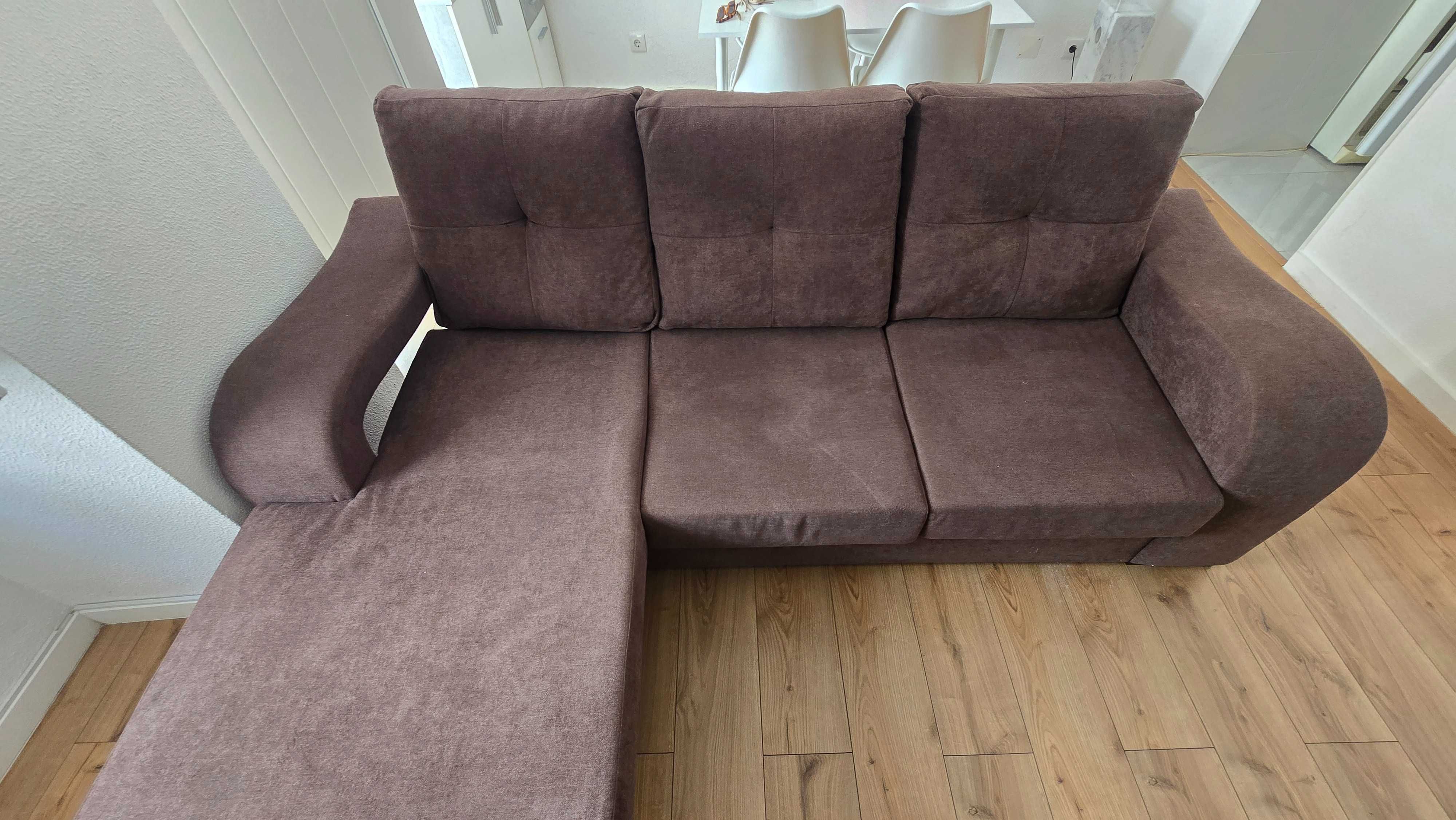 Sofá chaise-long usado como novo