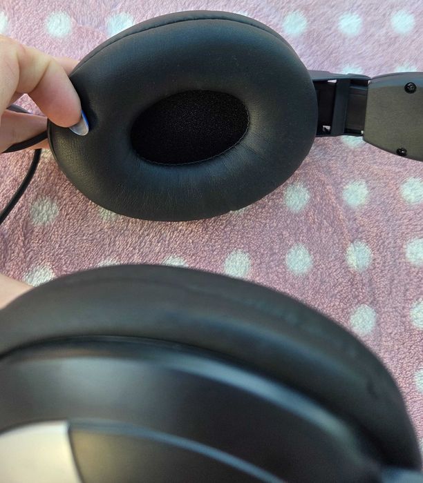 Czarne słuchawki przewodowe nauszne Stereo Headphones