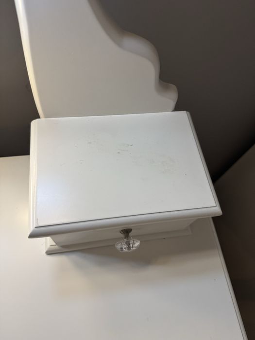 Toaletka używana ze śladami