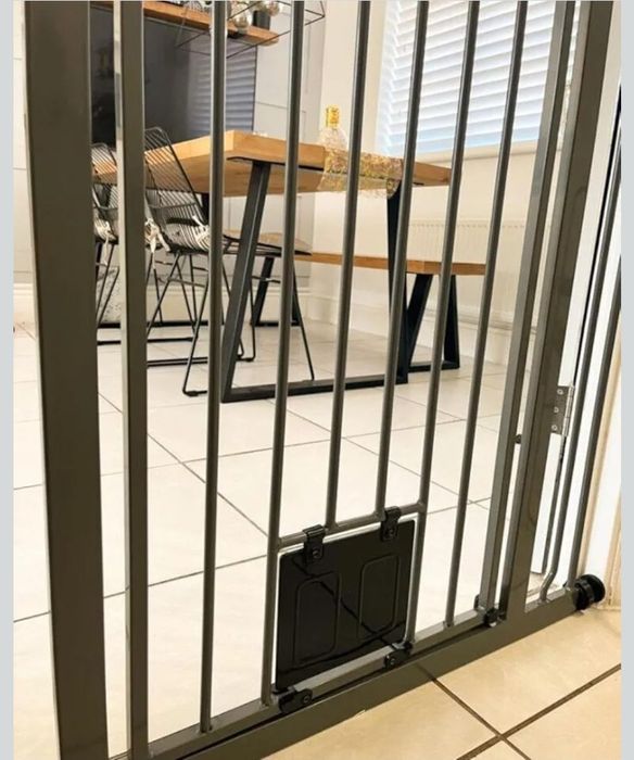 Bettacare Brama dla zwierząt domowych z zamykaną klapą dla kota, wąska