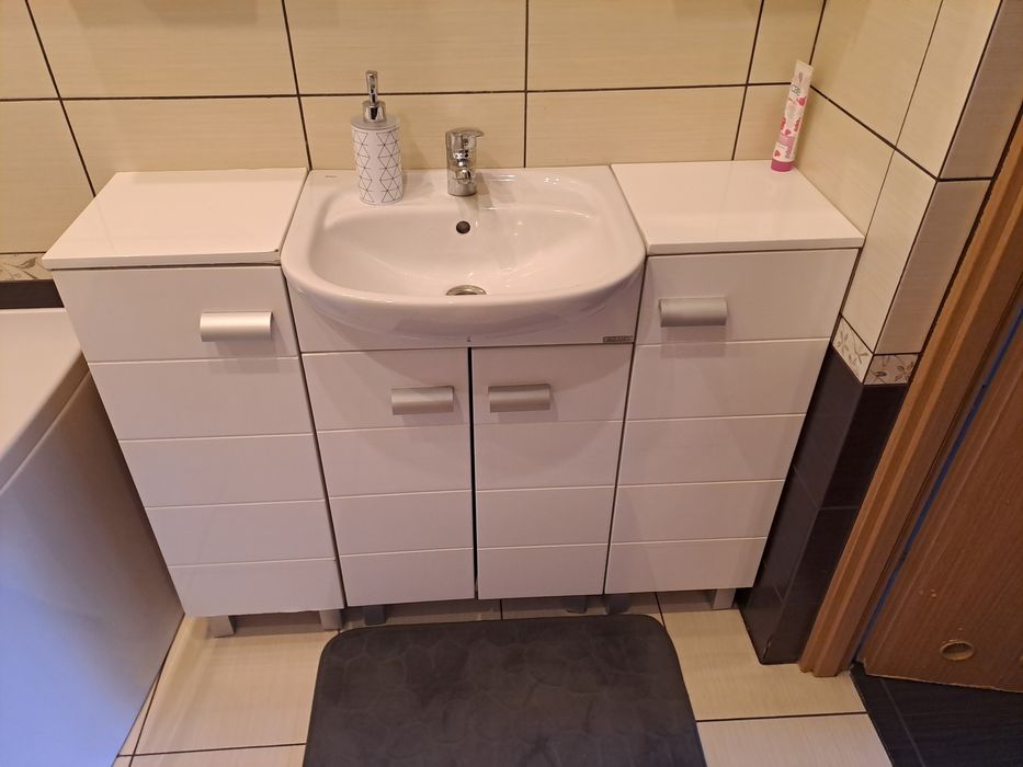 Okazja! Komplet mebli łazienkowych z umywalka, lustrem i bateria