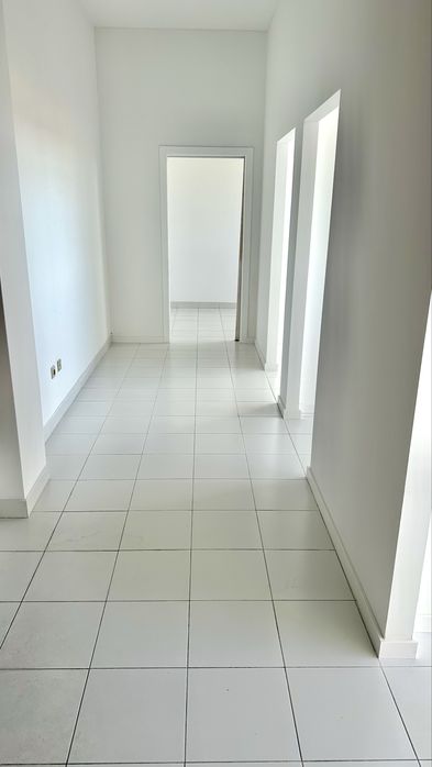 Escritório/Loja com garagem, muita luz natural e a 1min do centro.