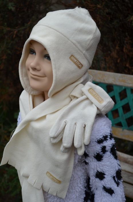 Бенеттон фирменная шапочка,шарфик и перчатки для девочки