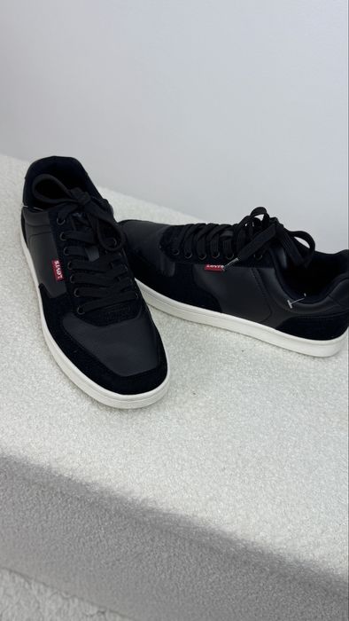 Кросівки від Levis