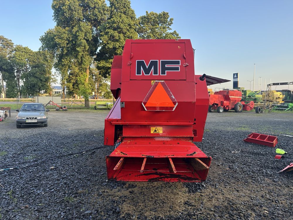 Комбайн зернозбиральний Massey Ferguson 330