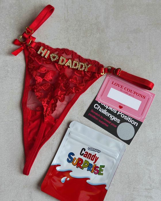 Zestaw prezentowy: regulowane stringi damskie + dodatki