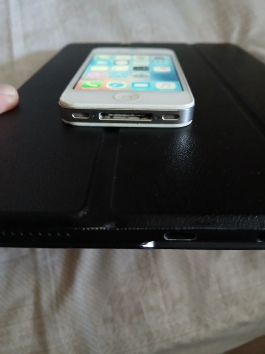Продам Iphone  4