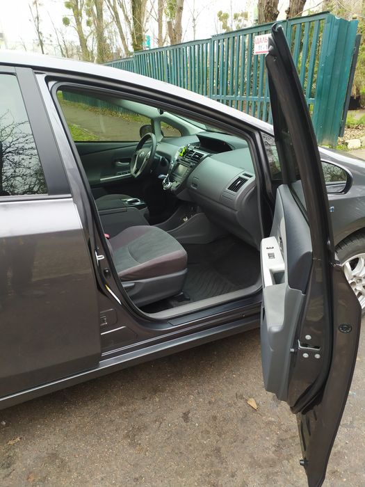 Toyota Prius V  Тойота Пріус