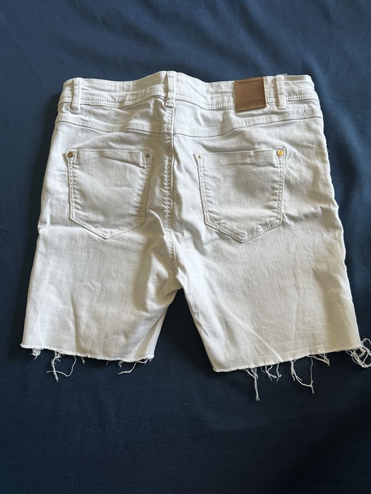 Białe  jeansowe spodenki. Stradivarius. 38