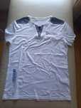 Camisa branca e azul