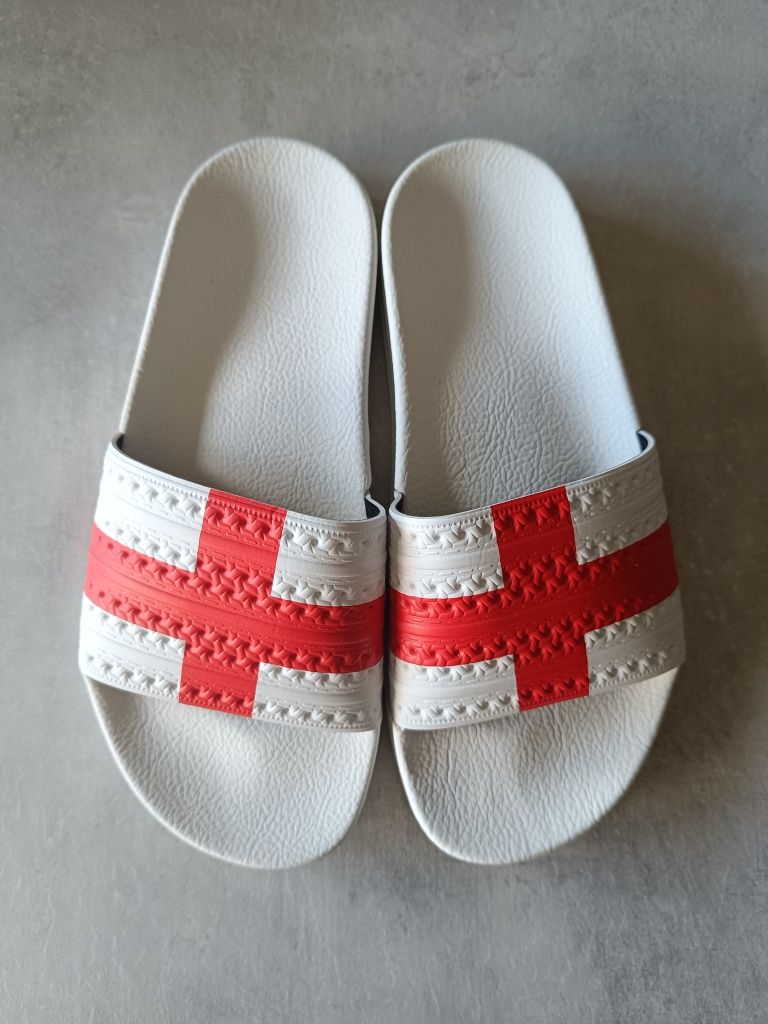 Chinelos novos Adidas Adilette 38