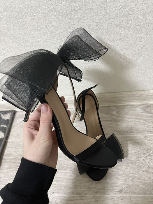 Босоножки с бантиками на каблуке