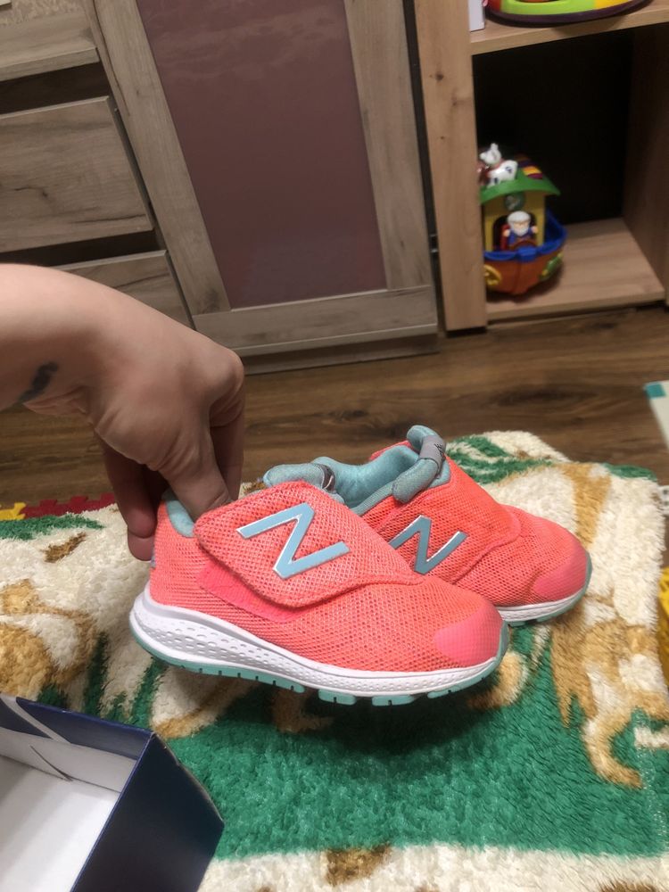 Крассовки кросівки оригінал до дівчинки New Balance оригинал как новые