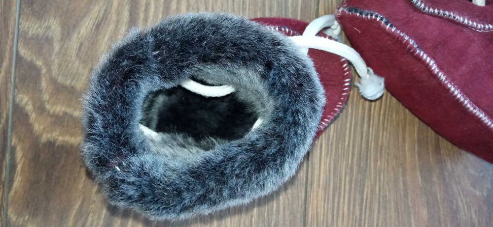 Niechodki góralskie, skóra nat. z futerkiem, r. 18, unisex nowe