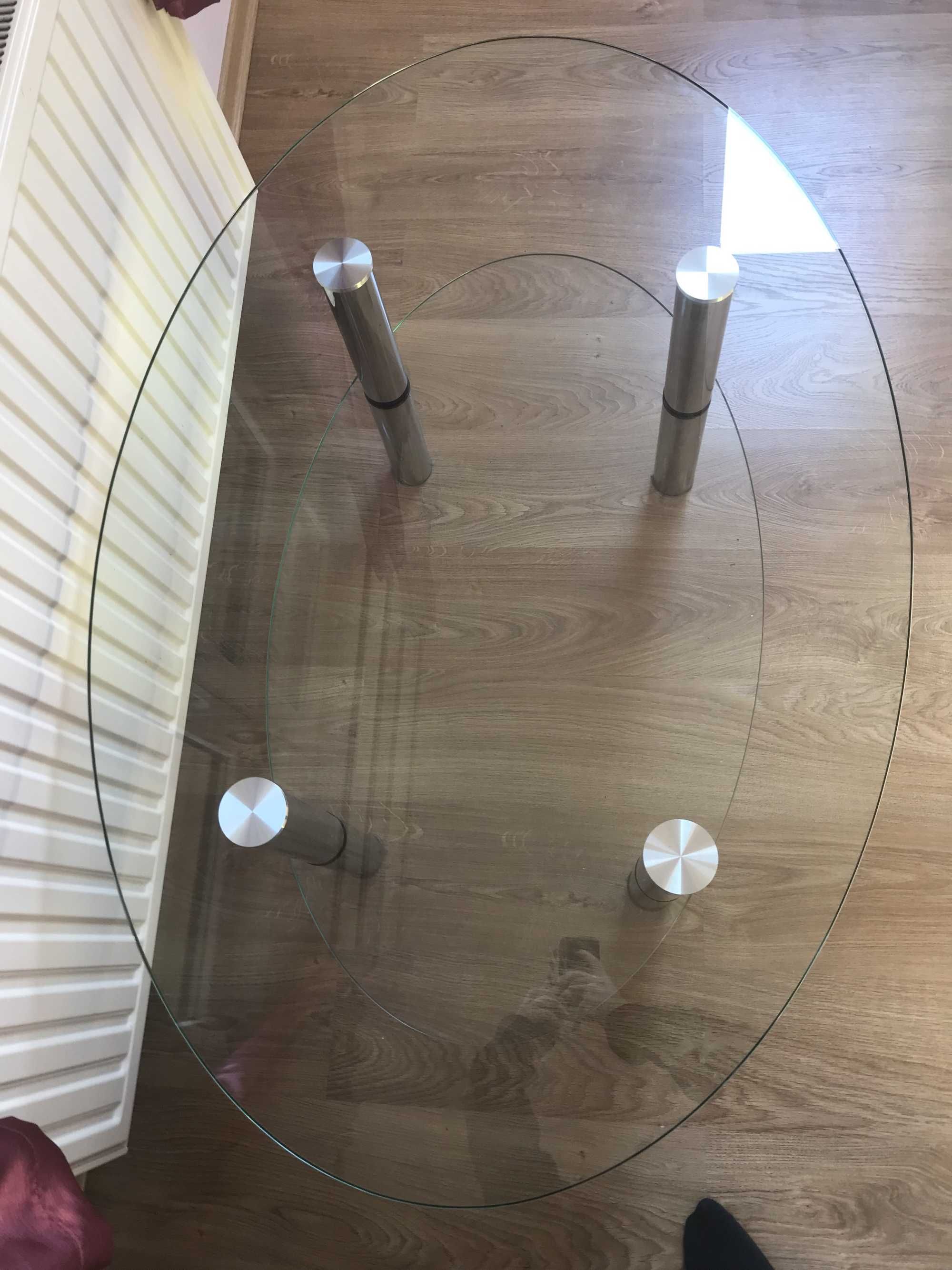 Szklany, owalny stolik