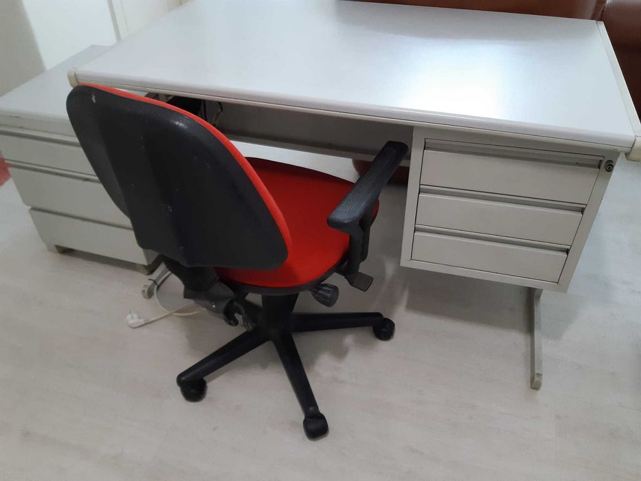 Secretária e gavetas