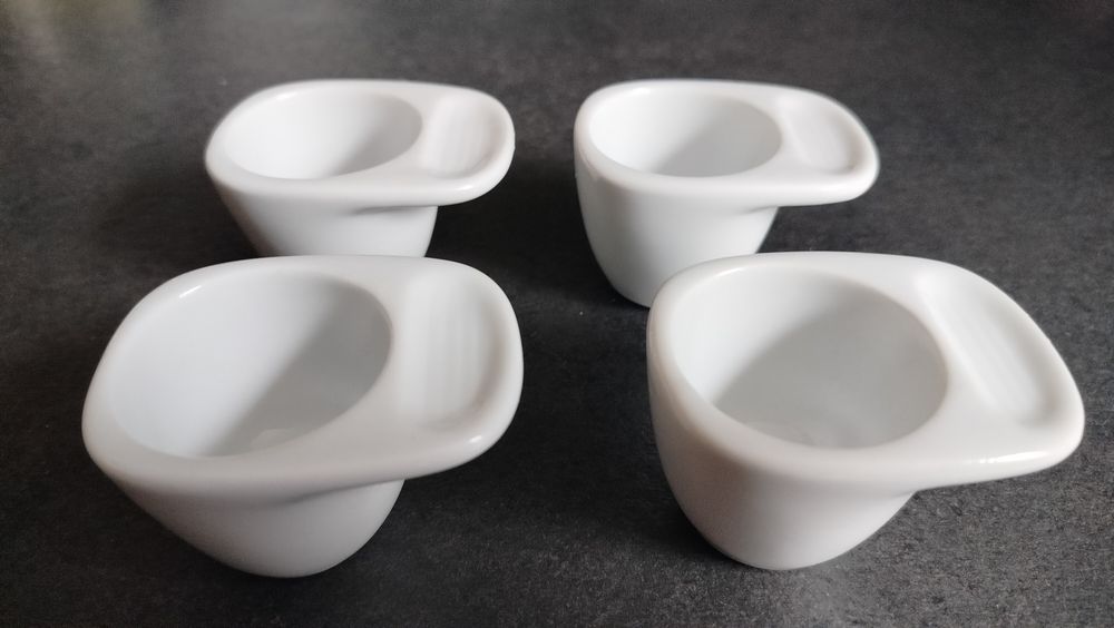 Podstawki na jajka, białe ceramiczne z uchwytami 4 sztuki