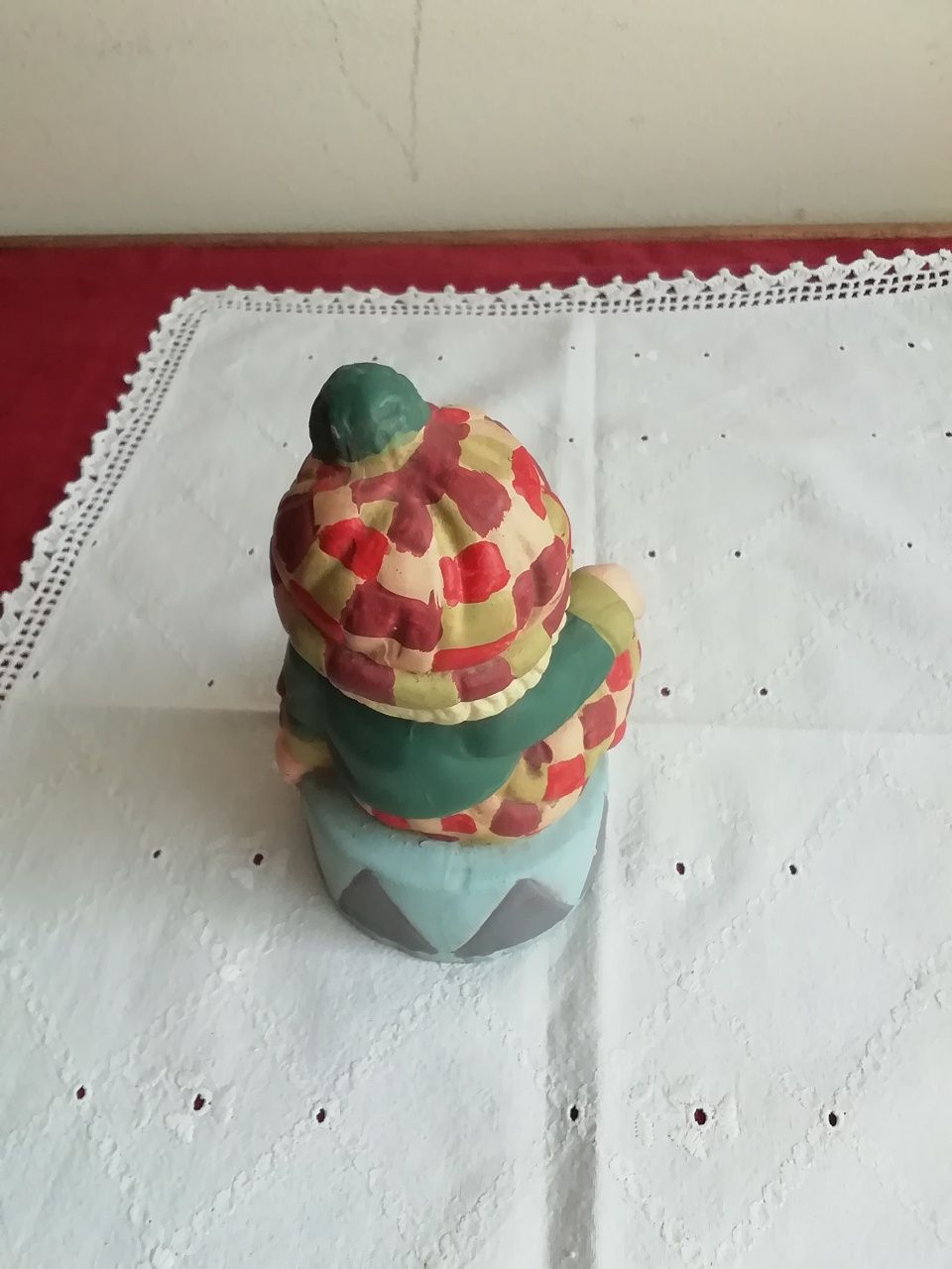 Palhaço sentado no tambor