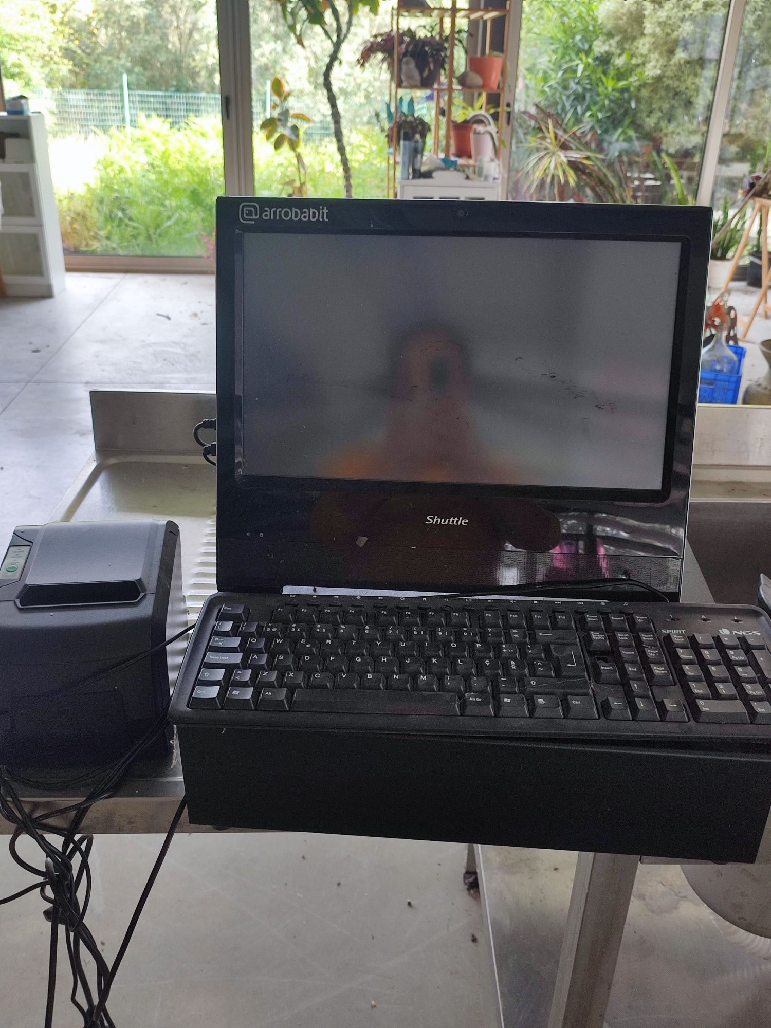 Caixa registadora com computador e impressora