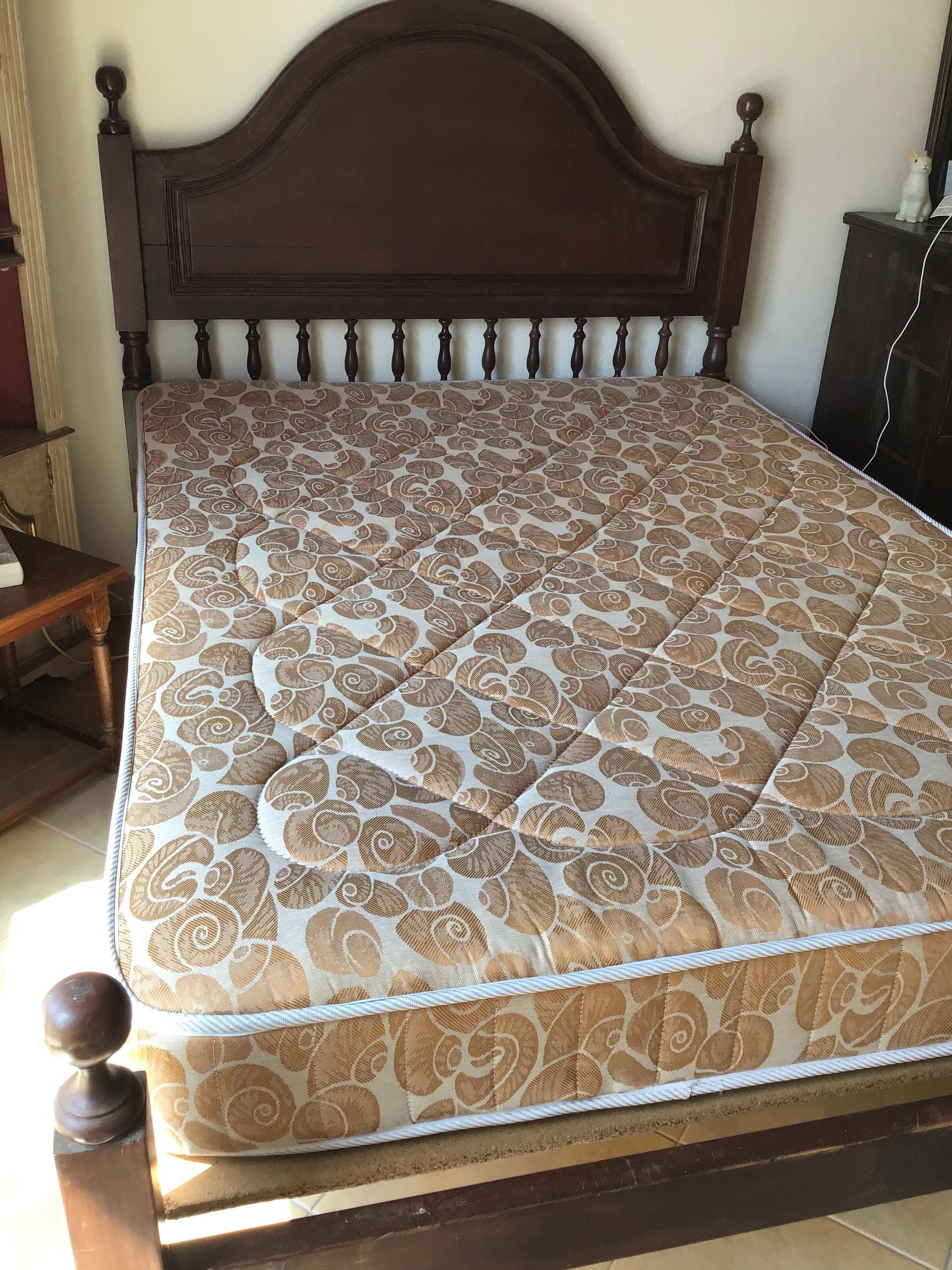 Cama e colchão 140x190
