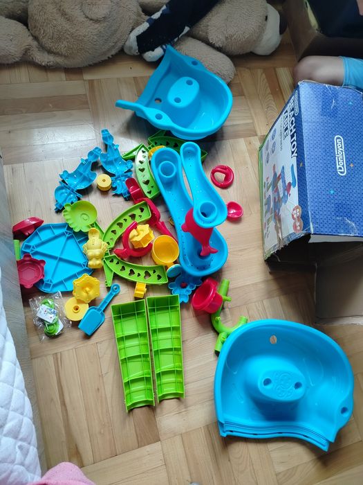 Stolik wodny i również jako piaskownica dla dzieci