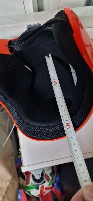 Capacete desportivo. Essencialmente desportos de Neve