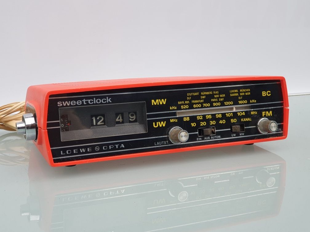 Radiobudzik z zegarem obrotowym Loewe sweet clock 1970