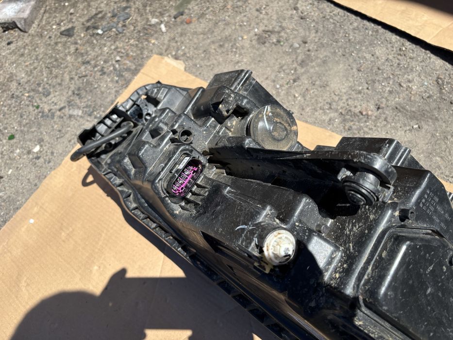 Фара ліва (водійська) Passat B9 2020 — тріснута, але робоча