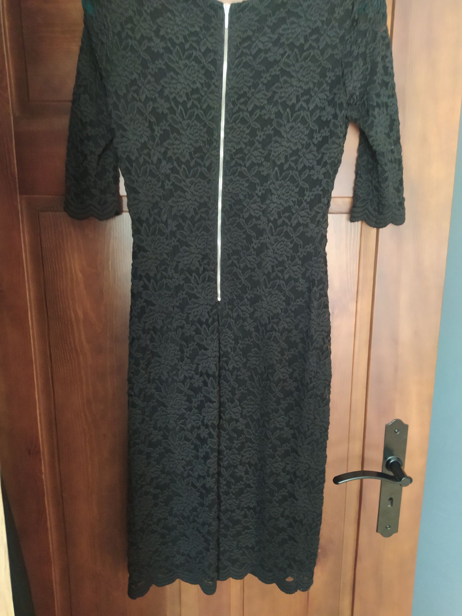 Czarna elegancka sukienka z giupiry