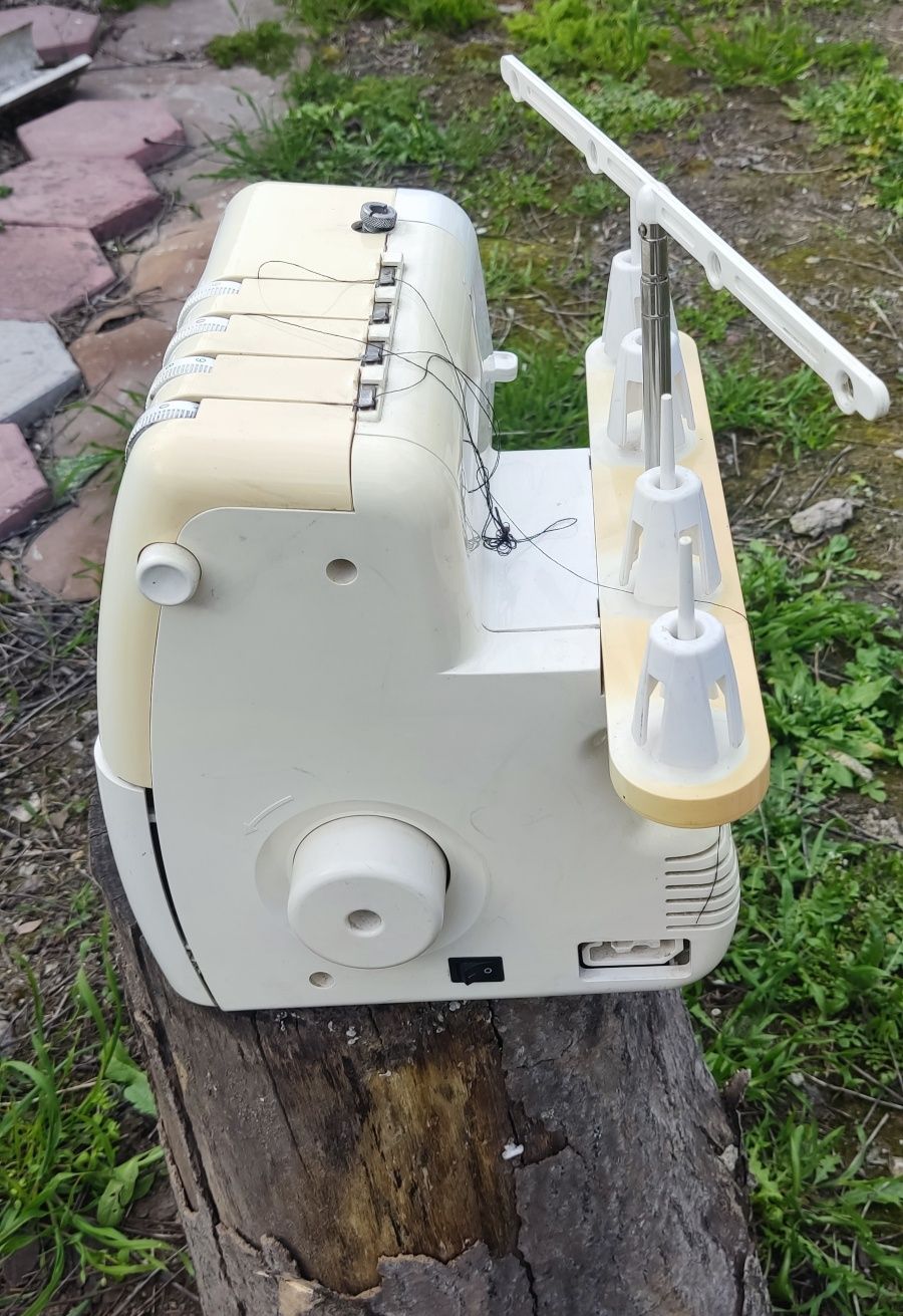 Продам оверлок Soontex 700d