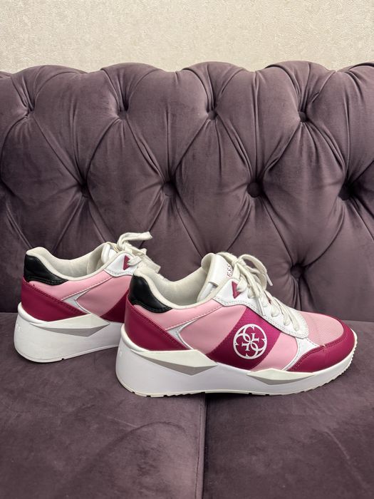 Кросівки Guess б/у