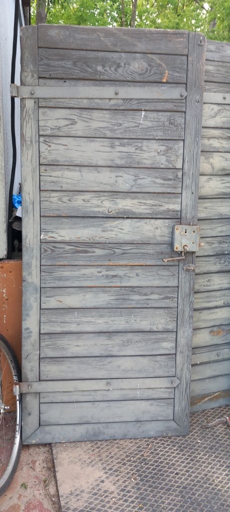 Dzwi z demontarzu drewniane stare i ciężkie
