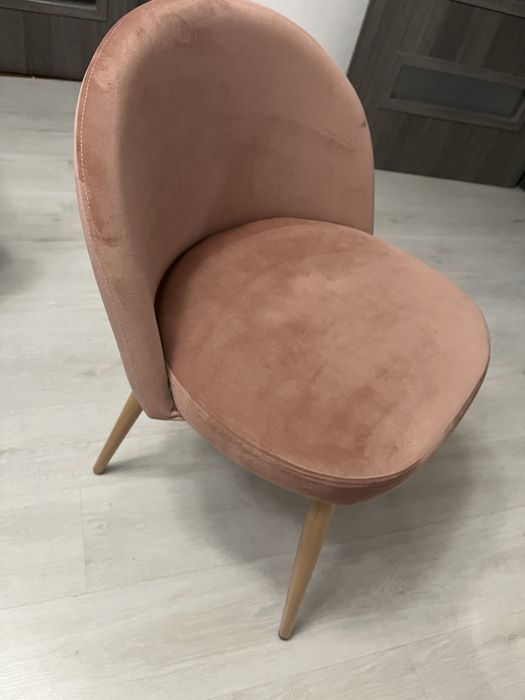 Fotel/krzesło w kolorze pudrowego różu