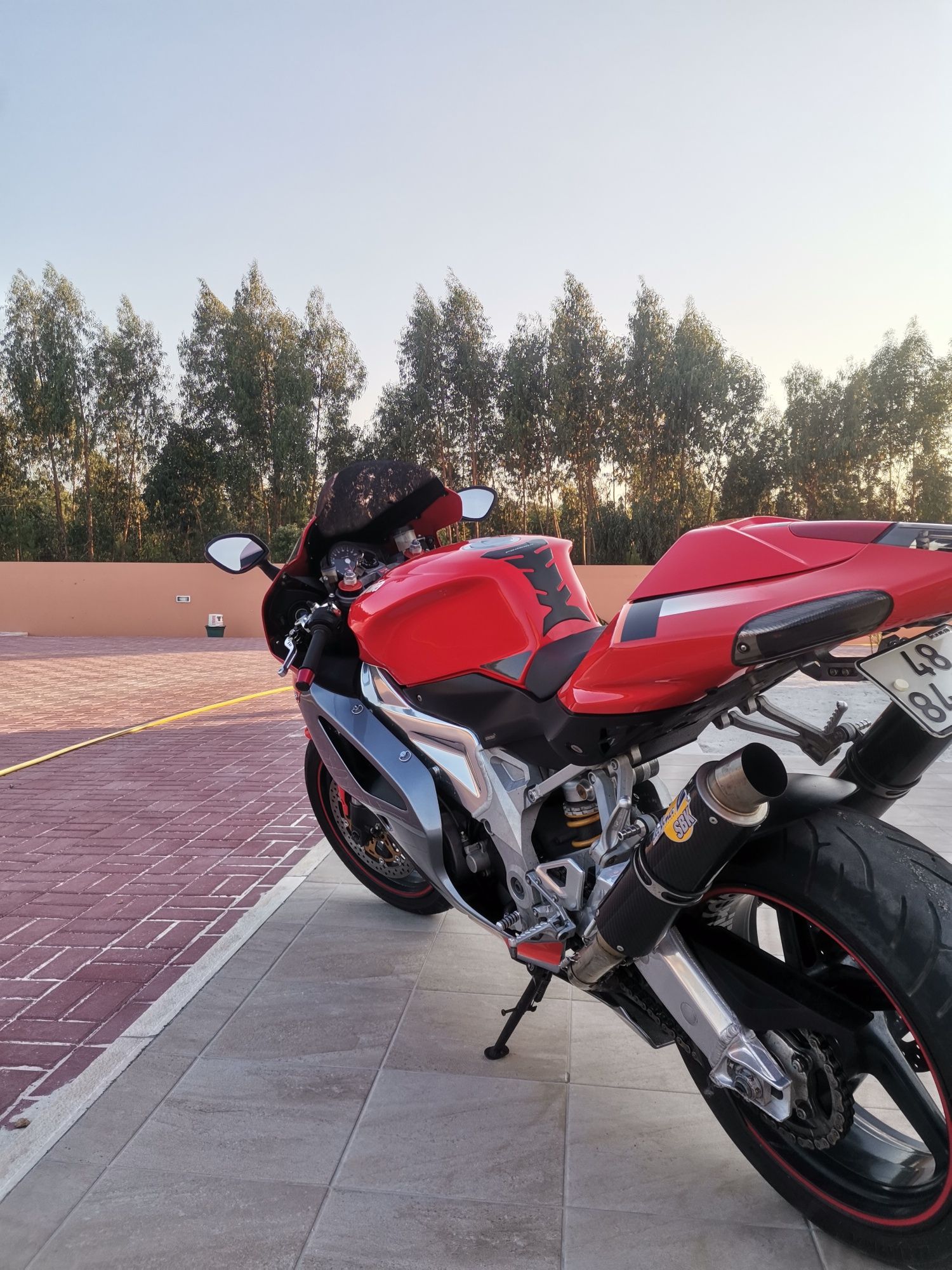 Aprilia rsv 1000